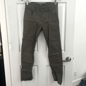 Discontinued Van Huesen Never Tuck Slim Green Pants 30X32